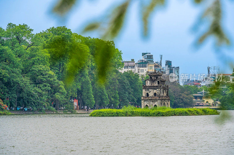 早上在河内市中心的还剑湖(Ho Guom)。还剑湖是河内著名的旅游胜地。旅游和景观的概念。